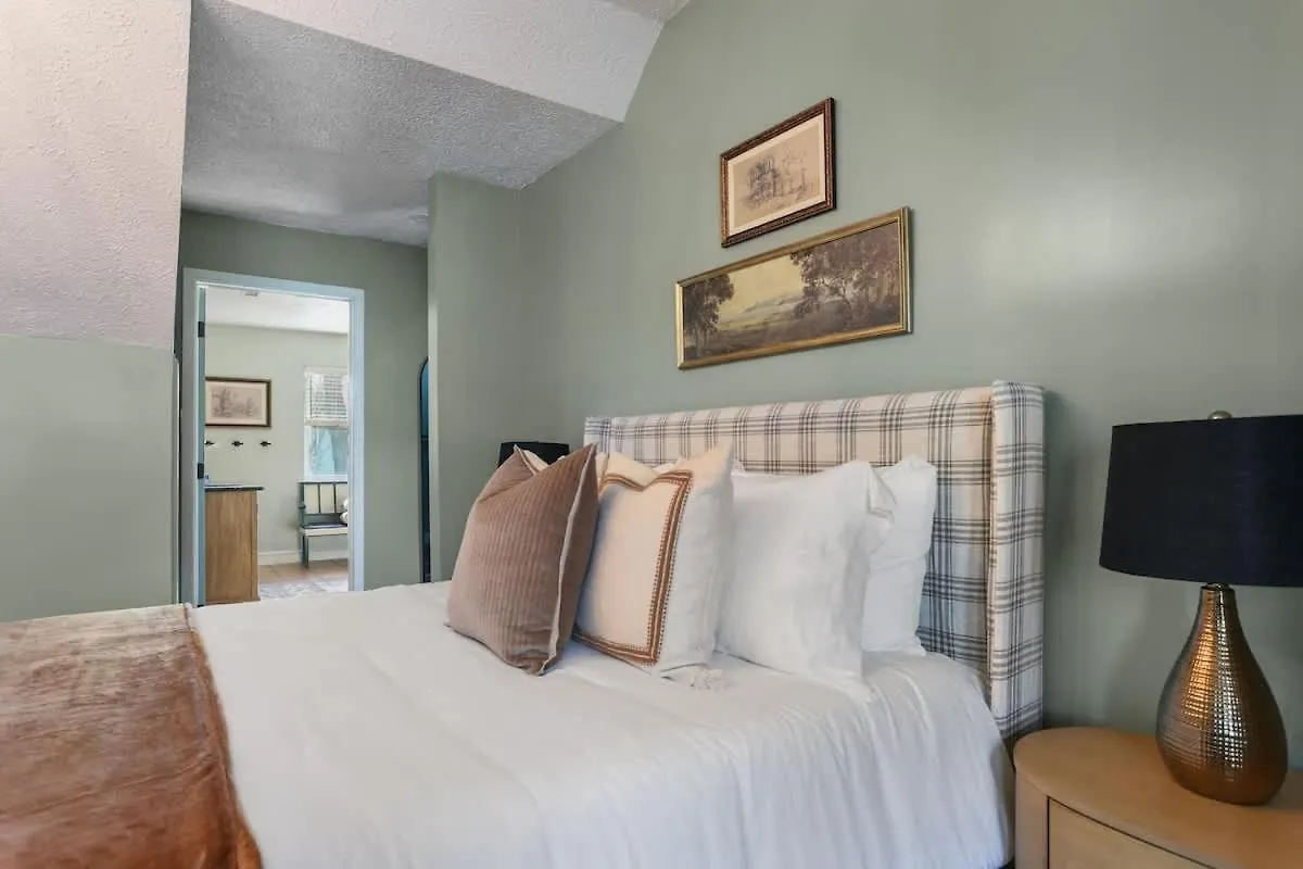 Family & Dog-friendly House W Pool & Entertainment Galore! Halfway To Downtown And Tybee Holiday home *