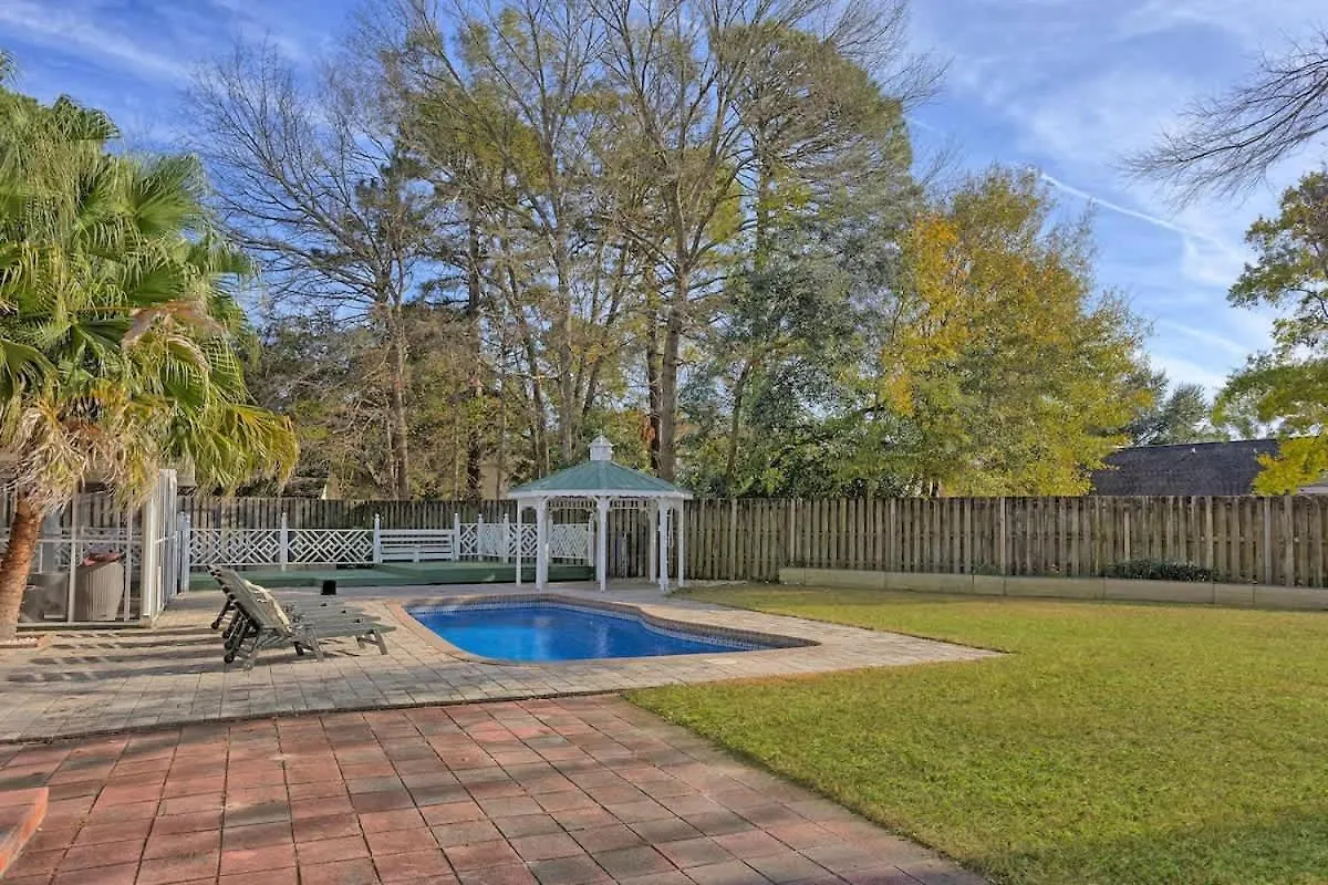 Family & Dog-friendly House W Pool & Entertainment Galore! Halfway To Downtown And Tybee Holiday home Savannah