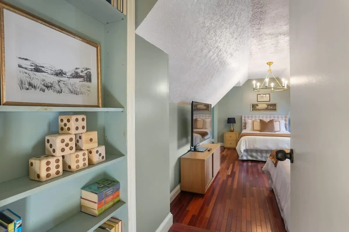 Family & Dog-friendly House W Pool & Entertainment Galore! Halfway To Downtown And Tybee