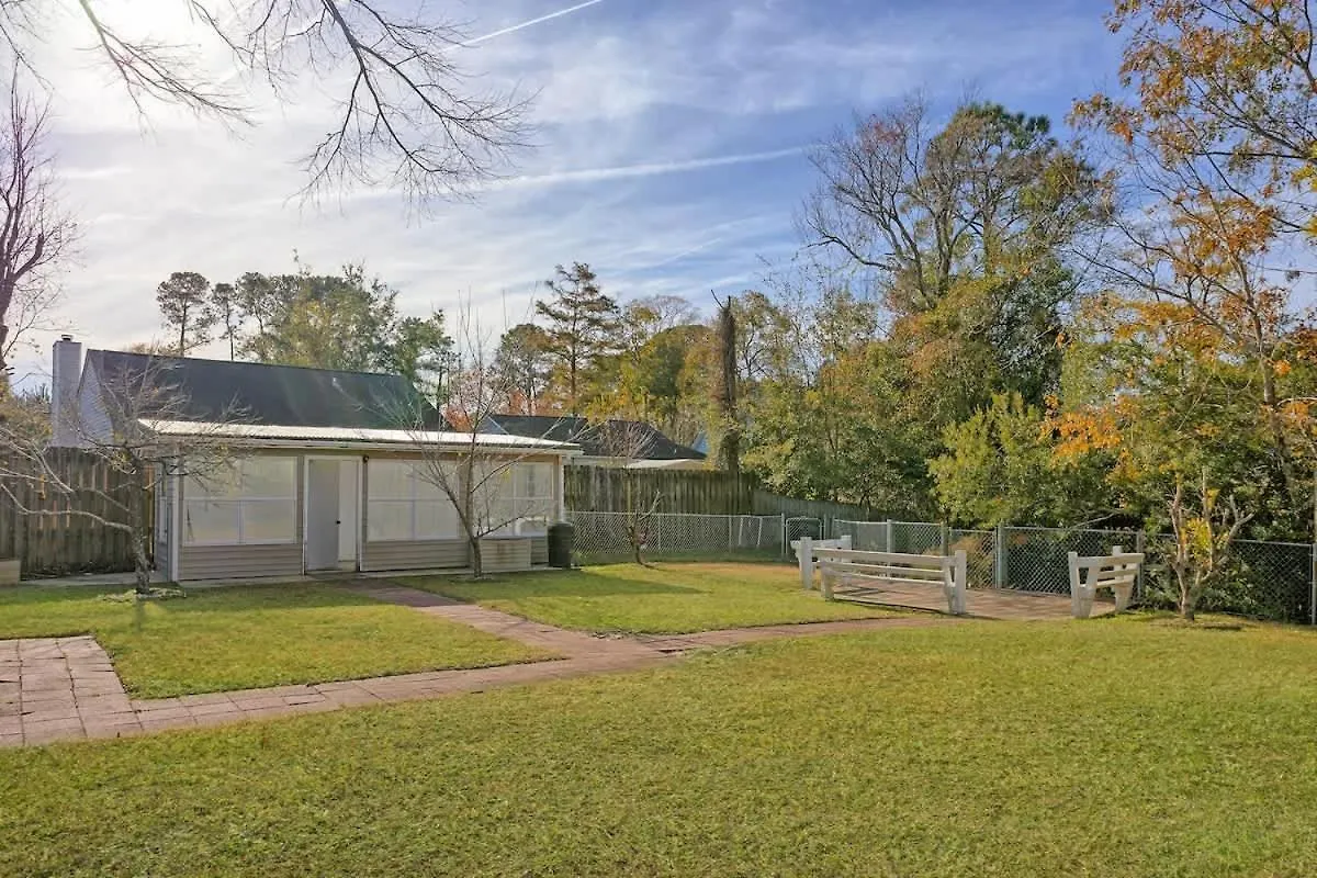 Family & Dog-friendly House W Pool & Entertainment Galore! Halfway To Downtown And Tybee Holiday home