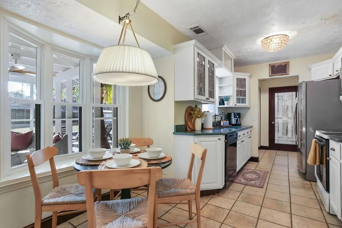 Family & Dog-friendly House W Pool & Entertainment Galore! Halfway To Downtown And Tybee *