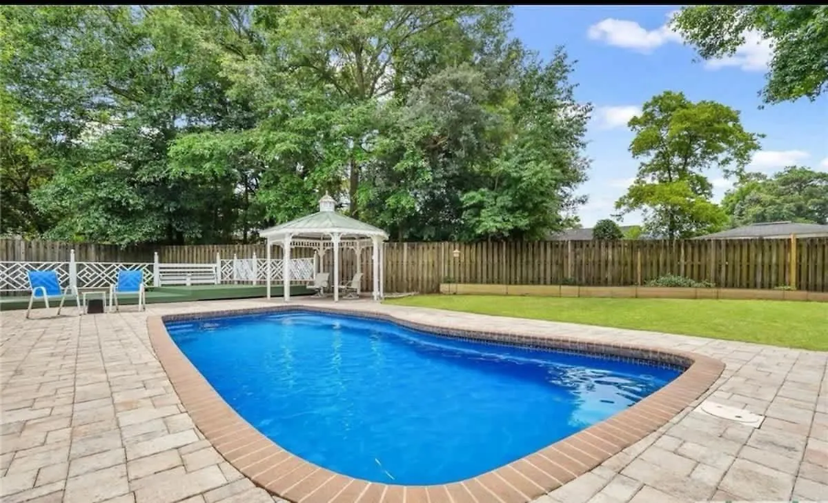 Family & Dog-friendly House W Pool & Entertainment Galore! Halfway To Downtown And Tybee
