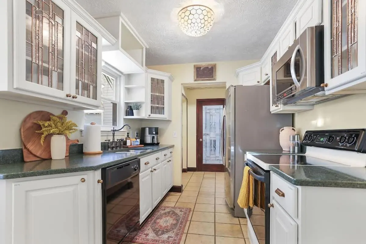 Family & Dog-friendly House W Pool & Entertainment Galore! Halfway To Downtown And Tybee Holiday home *