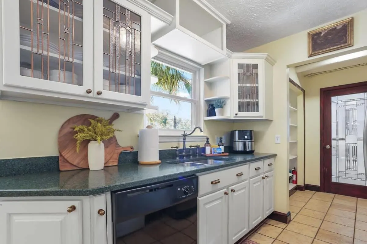 Family & Dog-friendly House W Pool & Entertainment Galore! Halfway To Downtown And Tybee