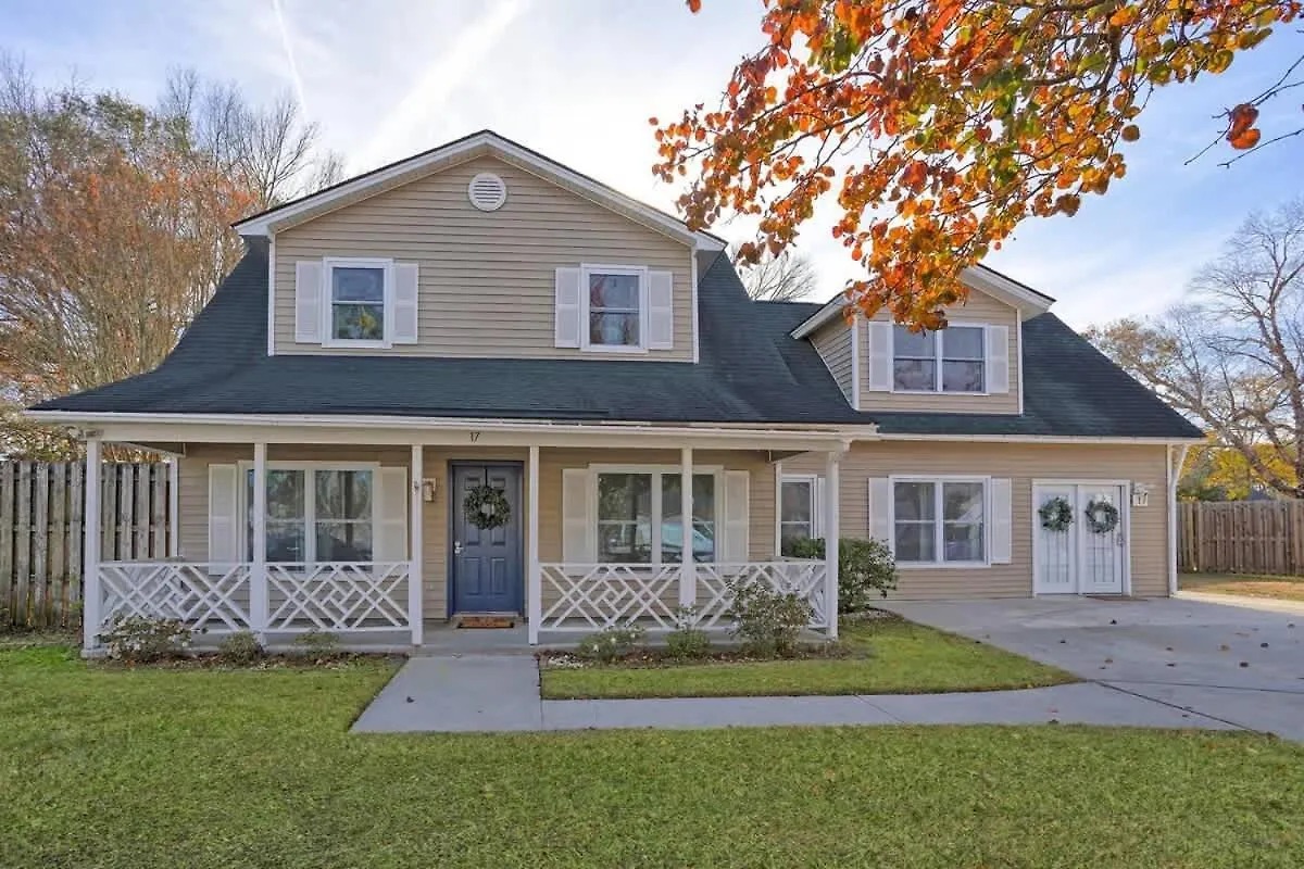 Family & Dog-friendly House W Pool & Entertainment Galore! Halfway To Downtown And Tybee Holiday home