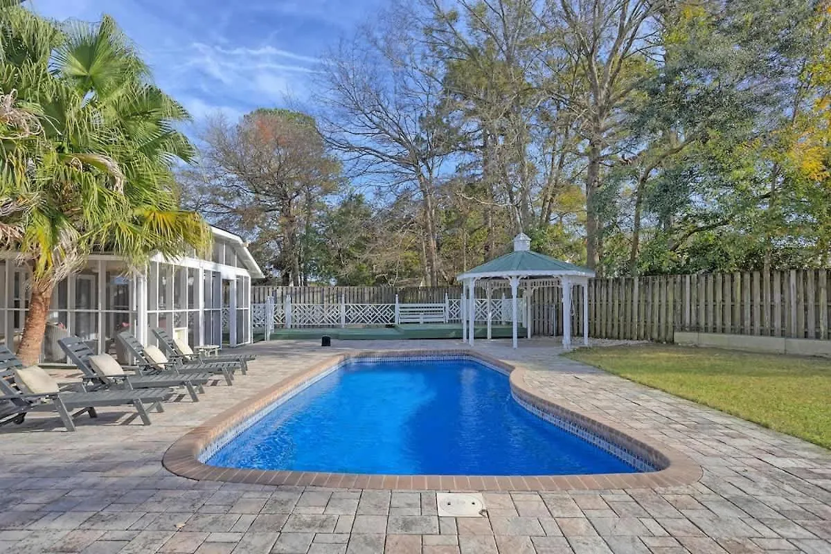 Family & Dog-friendly House W Pool & Entertainment Galore! Halfway To Downtown And Tybee Holiday home Savannah