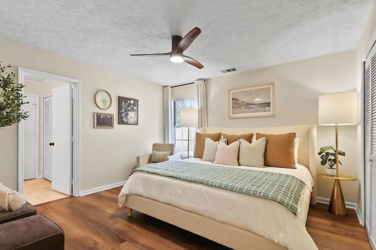 Holiday home New Meets Nostalgic - Adorable Sleeps 8 *