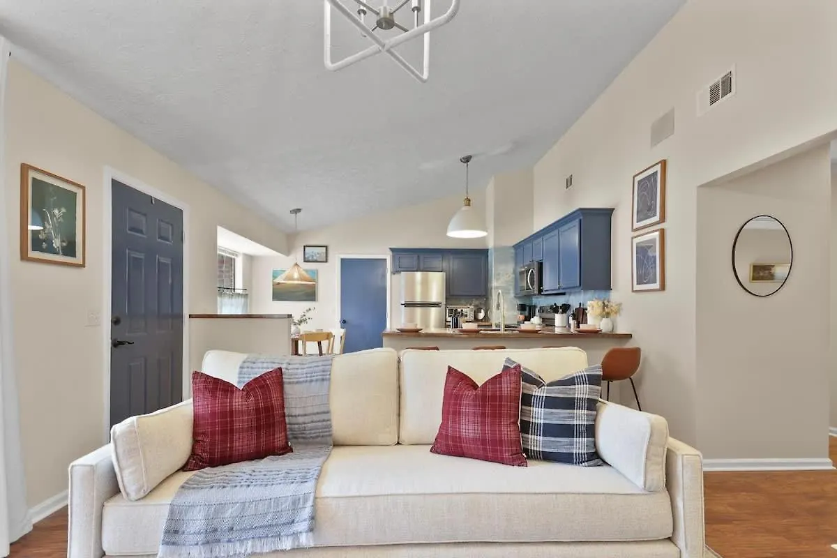 New Meets Nostalgic - Adorable Sleeps 8 Savannah