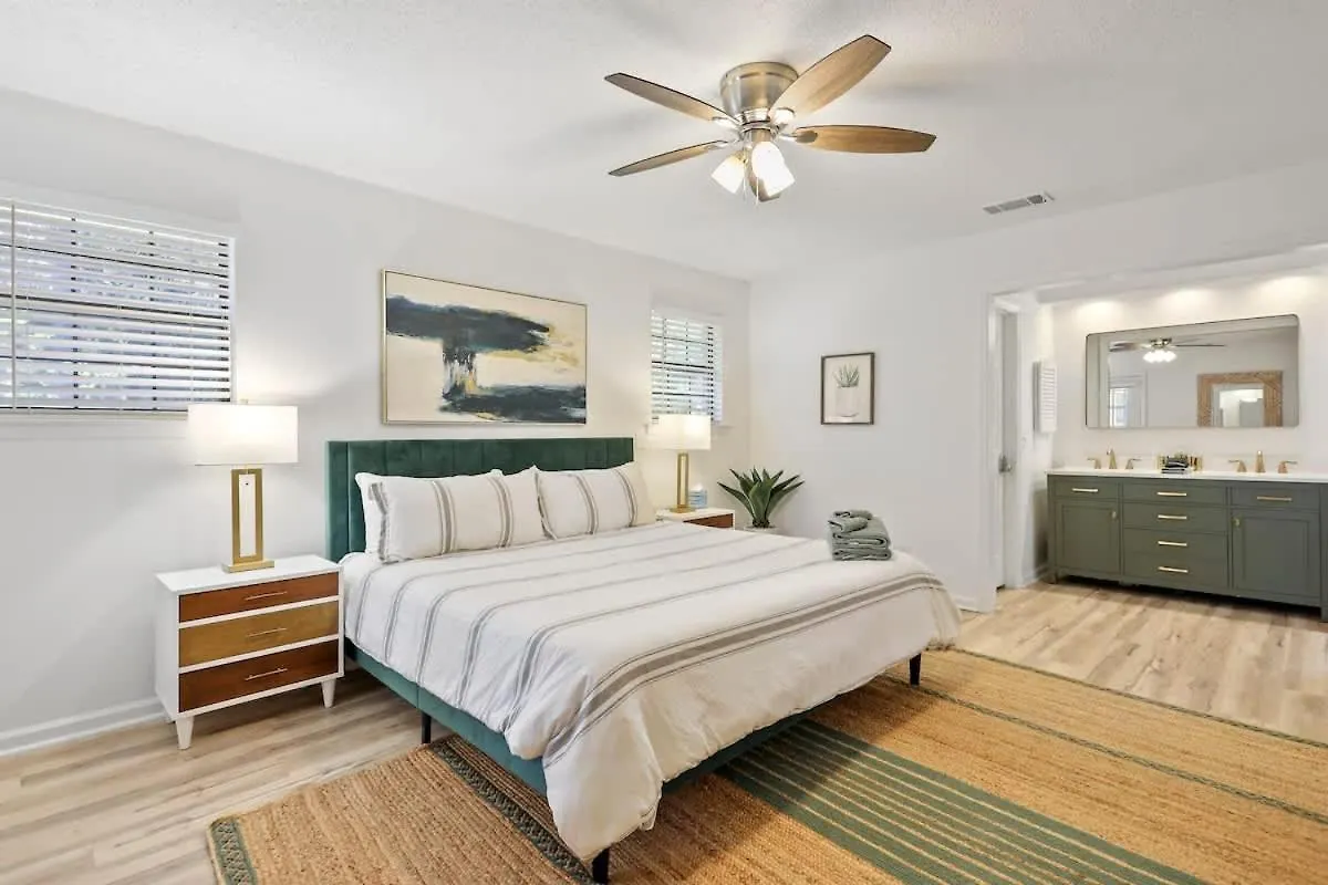 Large Family-friendly W Near & Holiday home *