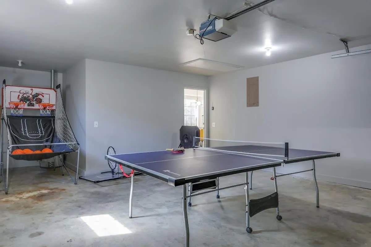 Large Family-friendly W Near & Holiday home