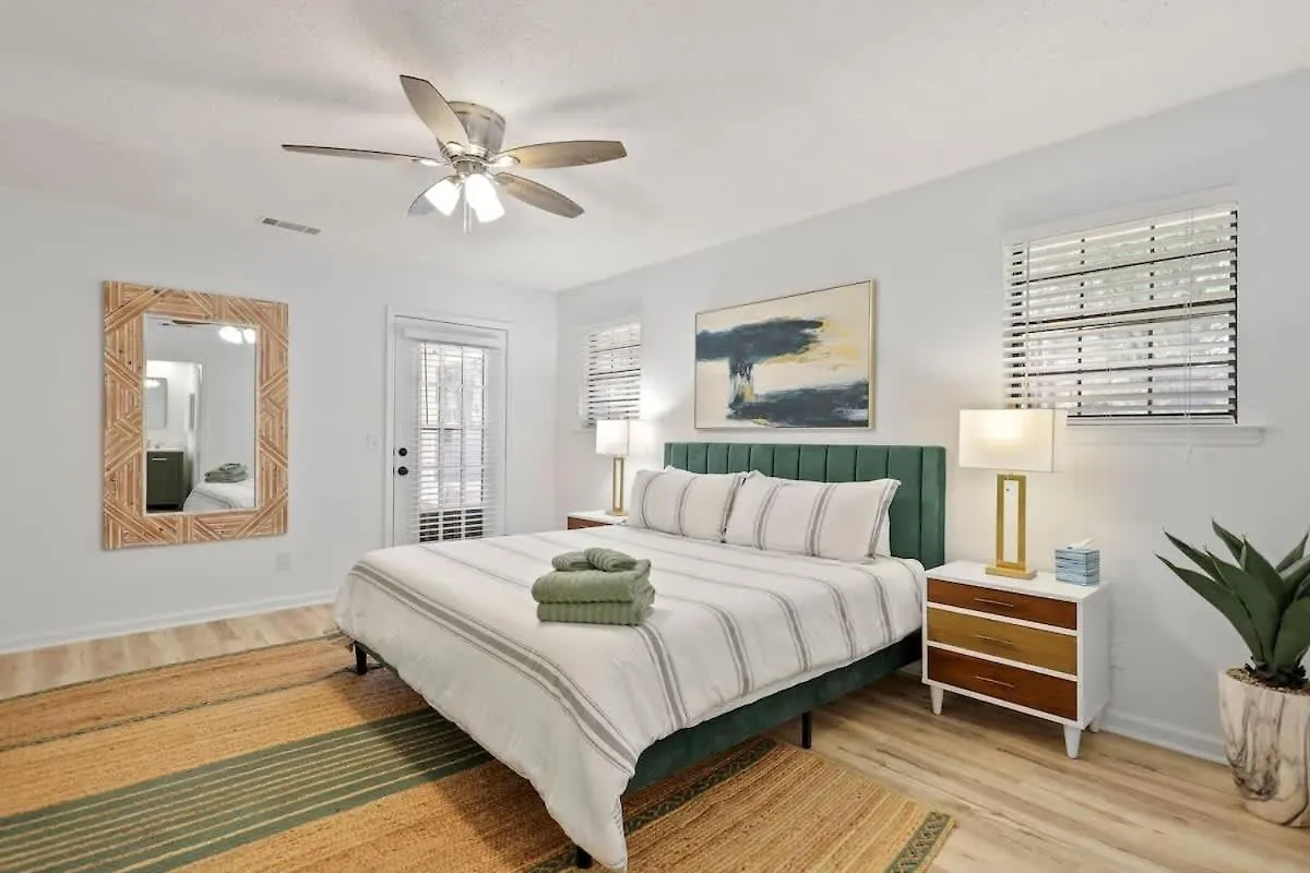 Large Family-friendly W Near & Holiday home *