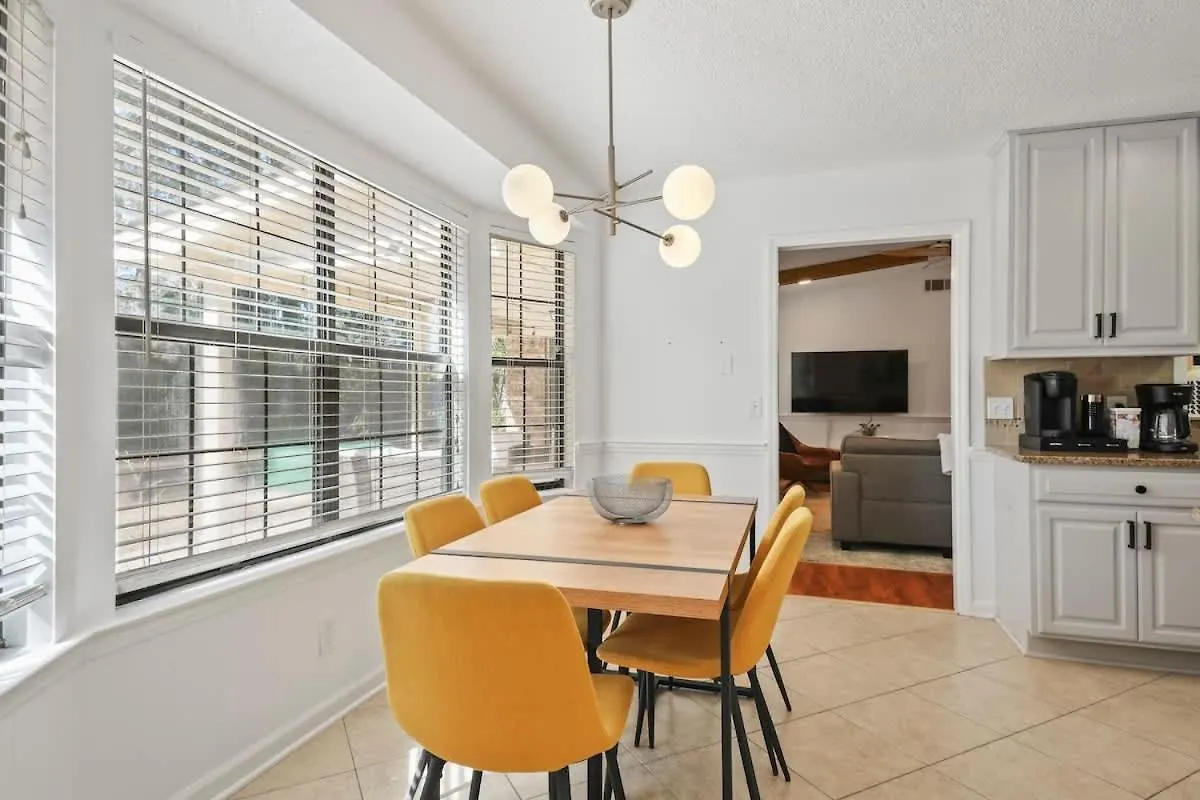 Large Family-friendly W Near & Holiday home Savannah