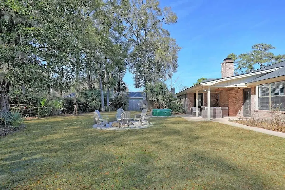 Large Family-friendly W Near & * Savannah