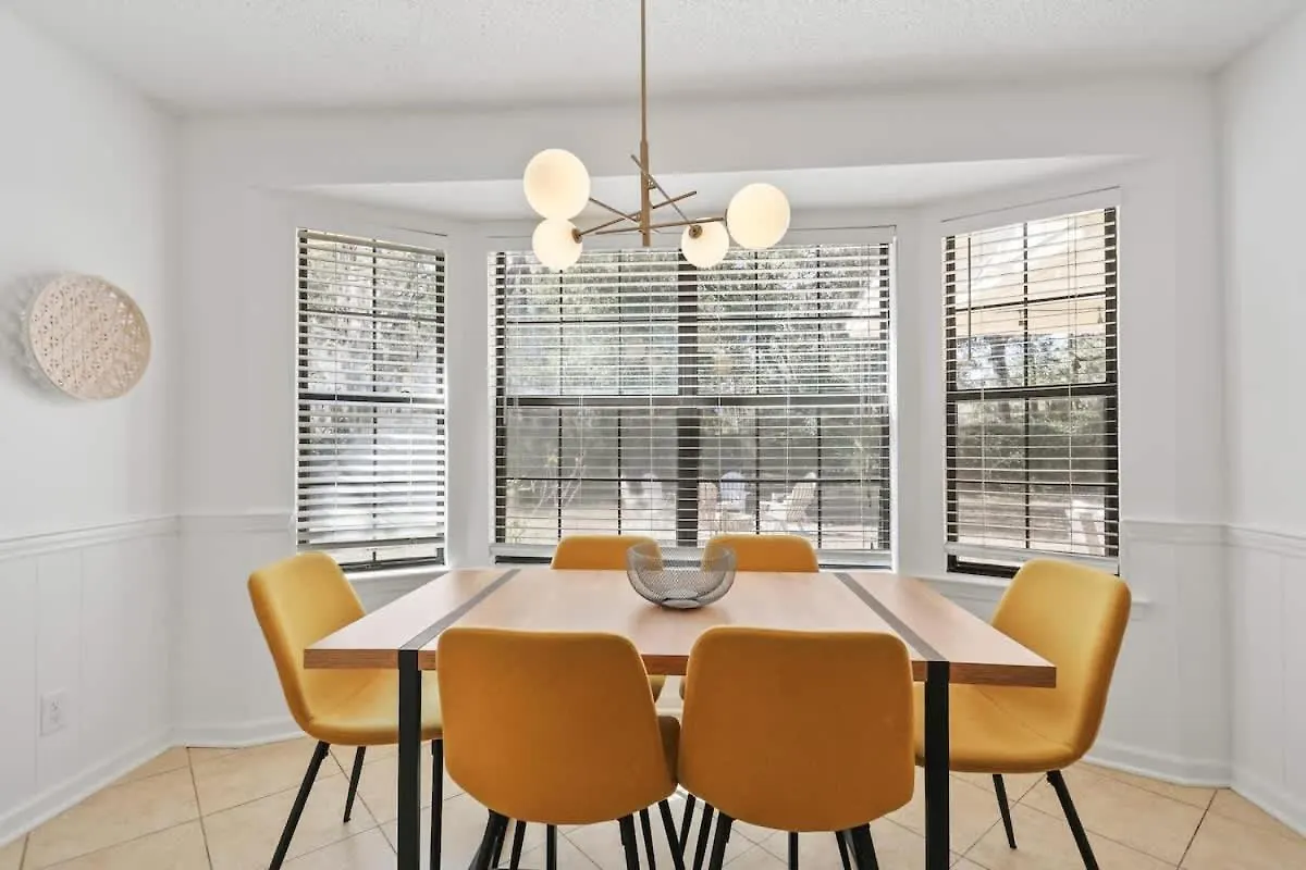 Large Family-friendly W Near & Holiday home