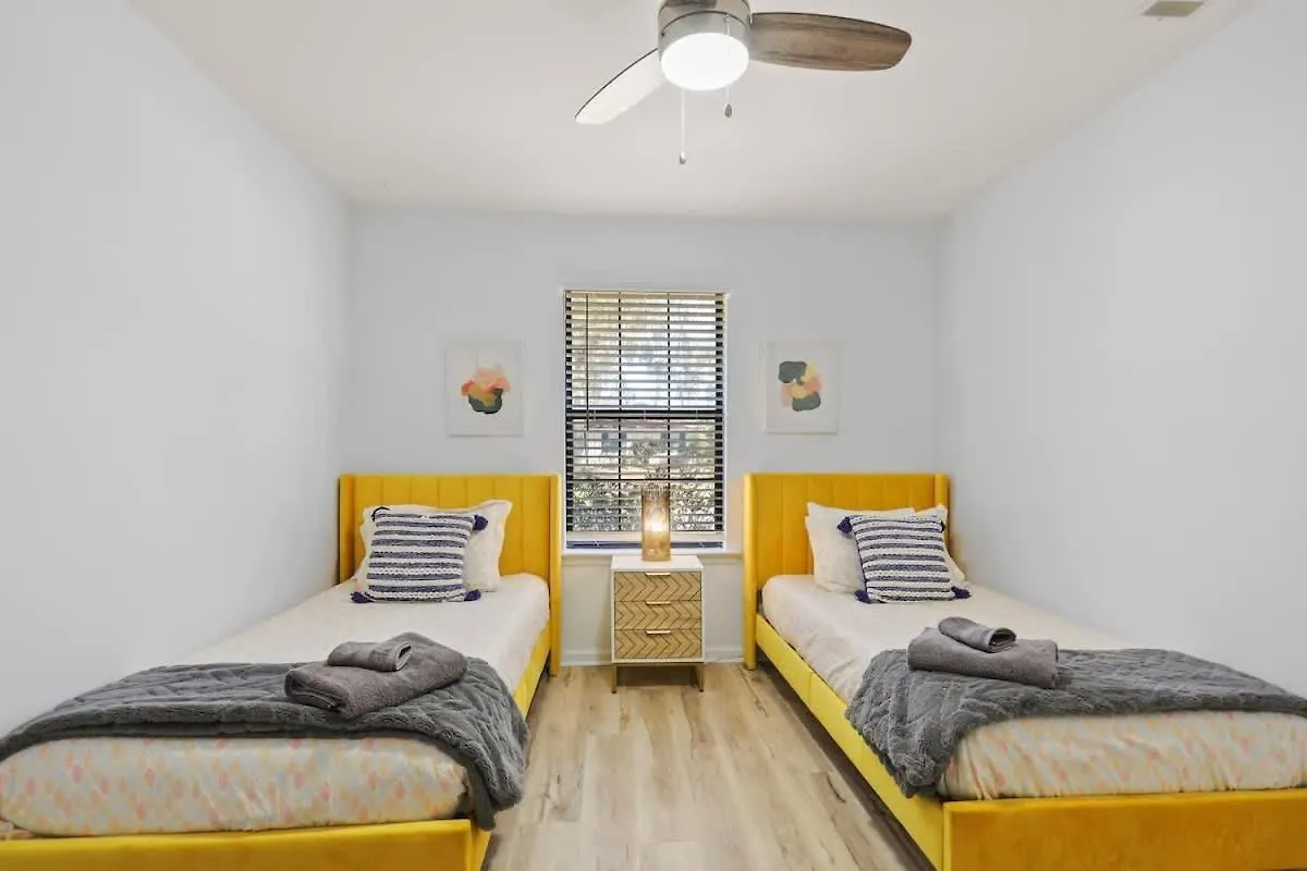 Large Family-friendly W Near & Holiday home *