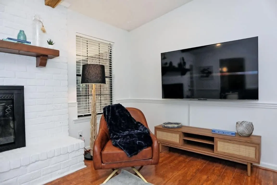 Large Family-friendly W Near & * Savannah