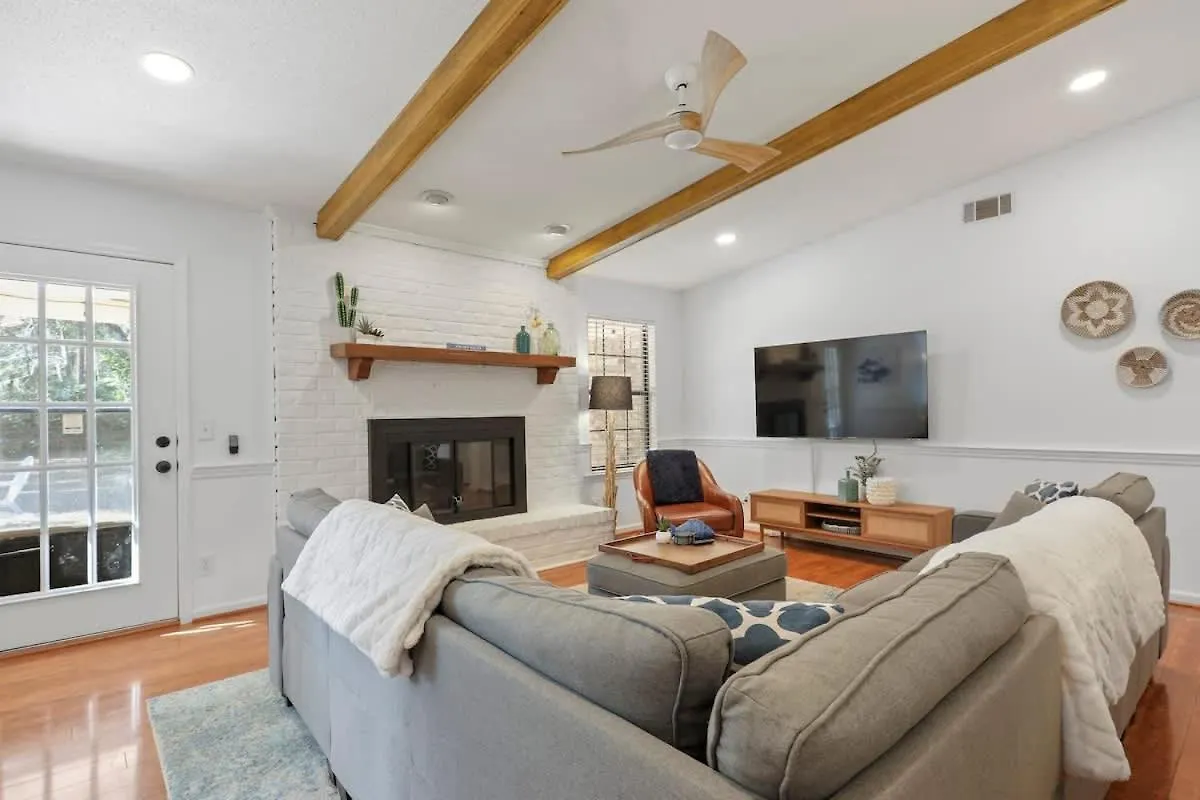 Large Family-friendly W Near & * Savannah