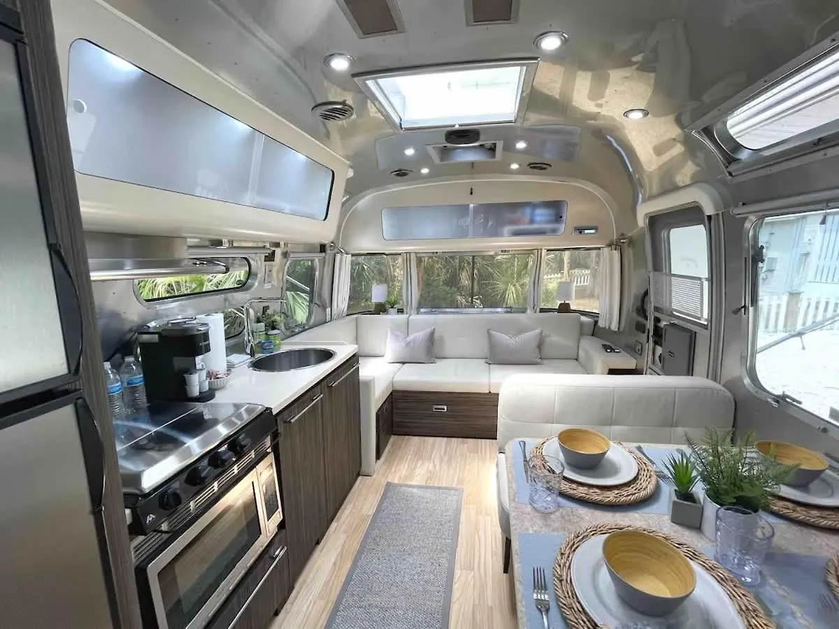 Cozy & Fun Airstream Camper Near Downtown & Parque de Campismo Savannah