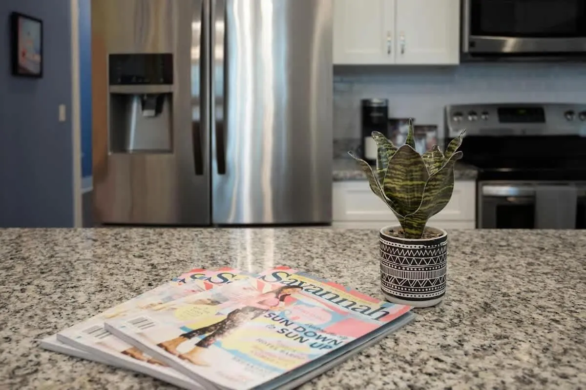 Fun & Renovated Artsy Downtown Dog Friendly With Fully Fenced Backyard And Private Parking * Σαβάνα