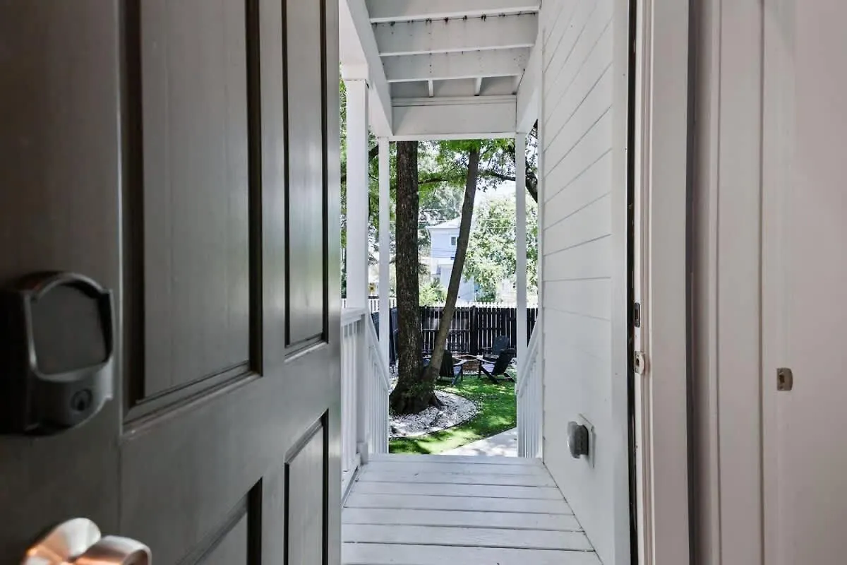 Fun & Renovated Artsy Downtown Dog Friendly With Fully Fenced Backyard And Private Parking *