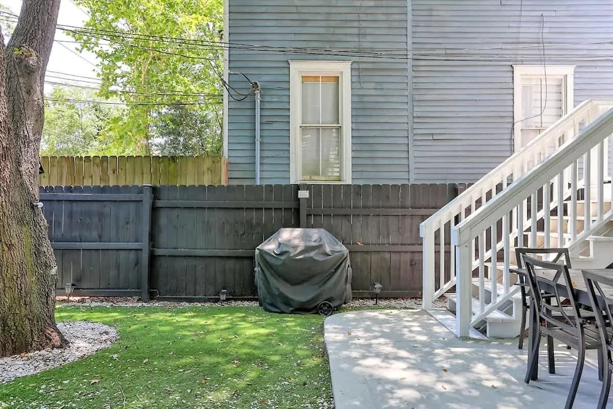 Fun & Renovated Artsy Downtown Dog Friendly With Fully Fenced Backyard And Private Parking Διαμέρισμα *