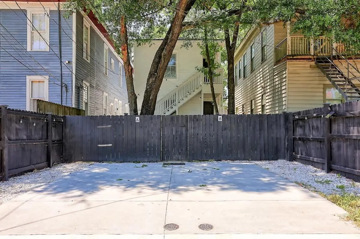 Διαμέρισμα Fun & Renovated Artsy Downtown Dog Friendly With Fully Fenced Backyard And Private Parking *