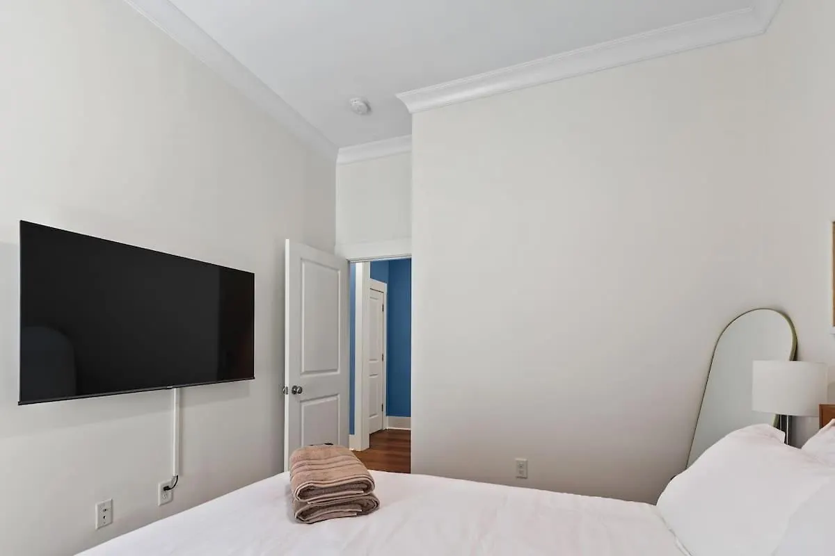 Fun & Renovated Artsy Downtown Dog Friendly With Fully Fenced Backyard And Private Parking *