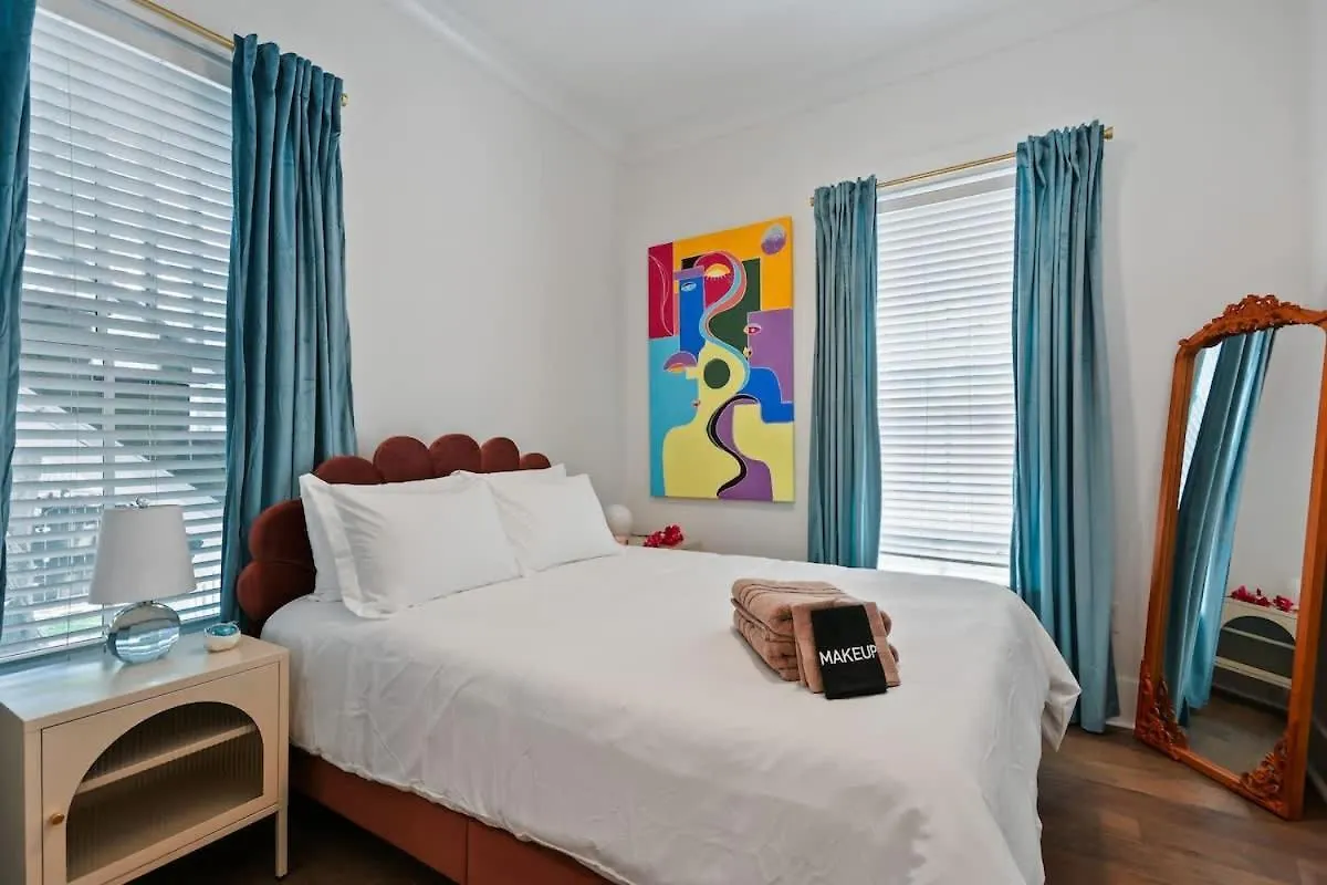 Fun & Renovated Artsy Downtown Dog Friendly With Fully Fenced Backyard And Private Parking * Σαβάνα