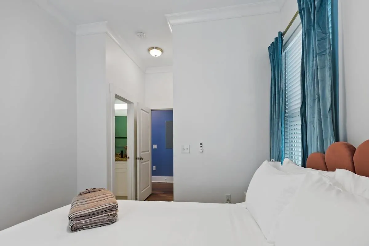 Fun & Renovated Artsy Downtown Dog Friendly With Fully Fenced Backyard And Private Parking Διαμέρισμα