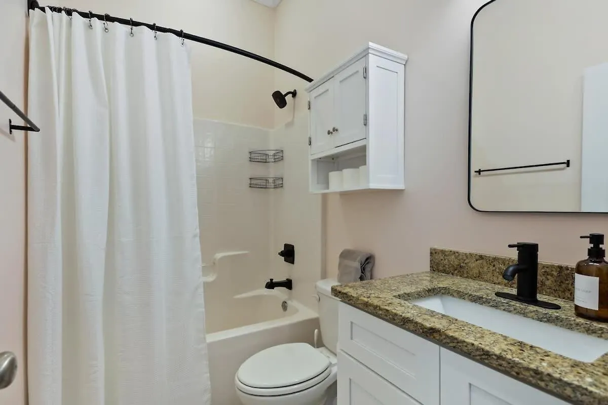 Fun & Renovated Artsy Downtown Dog Friendly With Fully Fenced Backyard And Private Parking Διαμέρισμα *