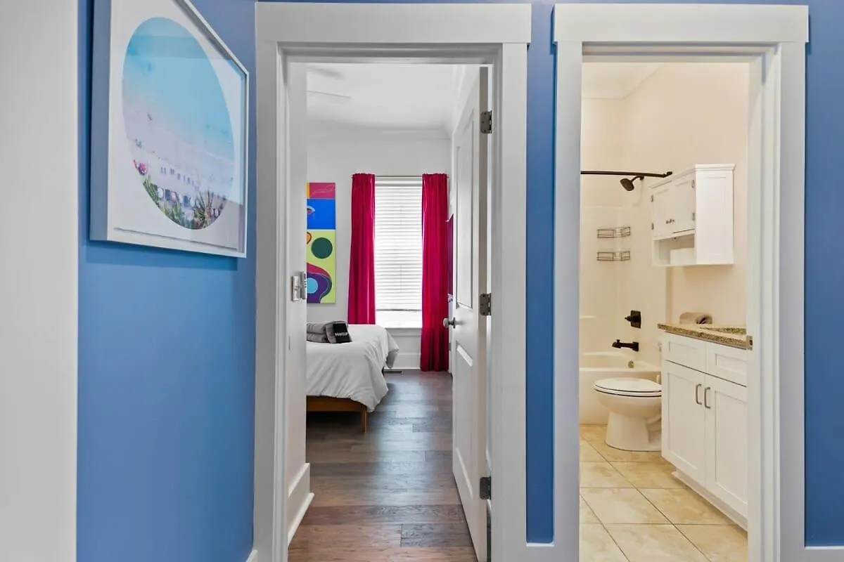 Διαμέρισμα Fun & Renovated Artsy Downtown Dog Friendly With Fully Fenced Backyard And Private Parking *