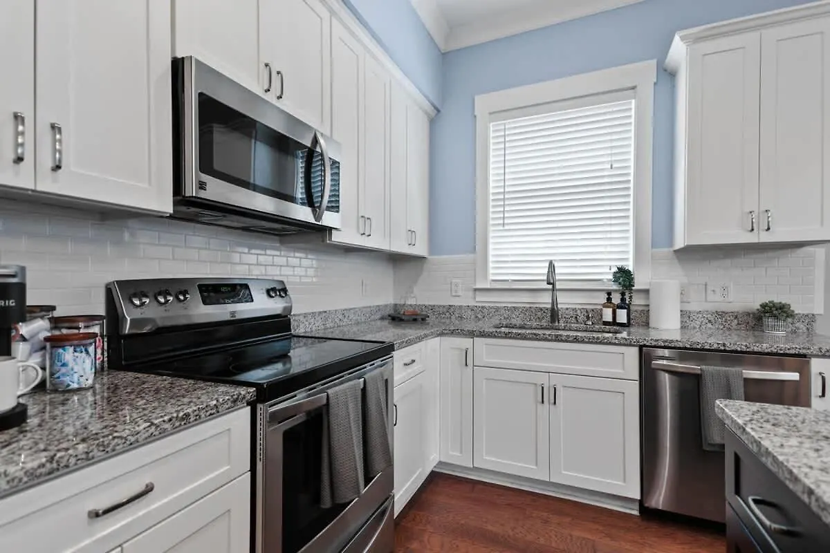 Fun & Renovated Artsy Downtown Dog Friendly With Fully Fenced Backyard And Private Parking * Σαβάνα