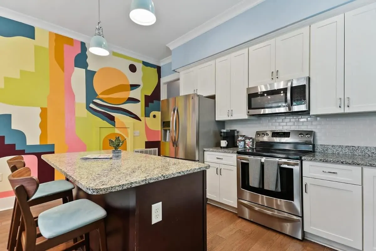 Fun & Renovated Artsy Downtown Dog Friendly With Fully Fenced Backyard And Private Parking