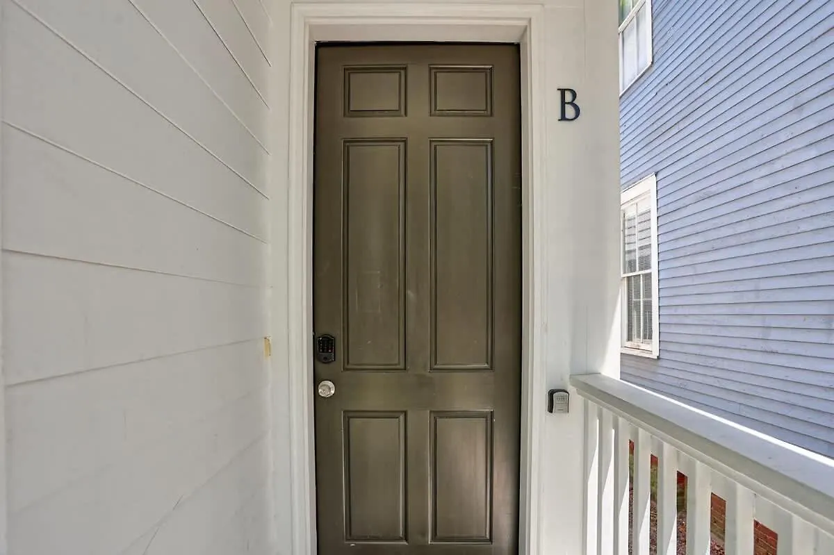 Fun & Renovated Artsy Downtown Dog Friendly With Fully Fenced Backyard And Private Parking *