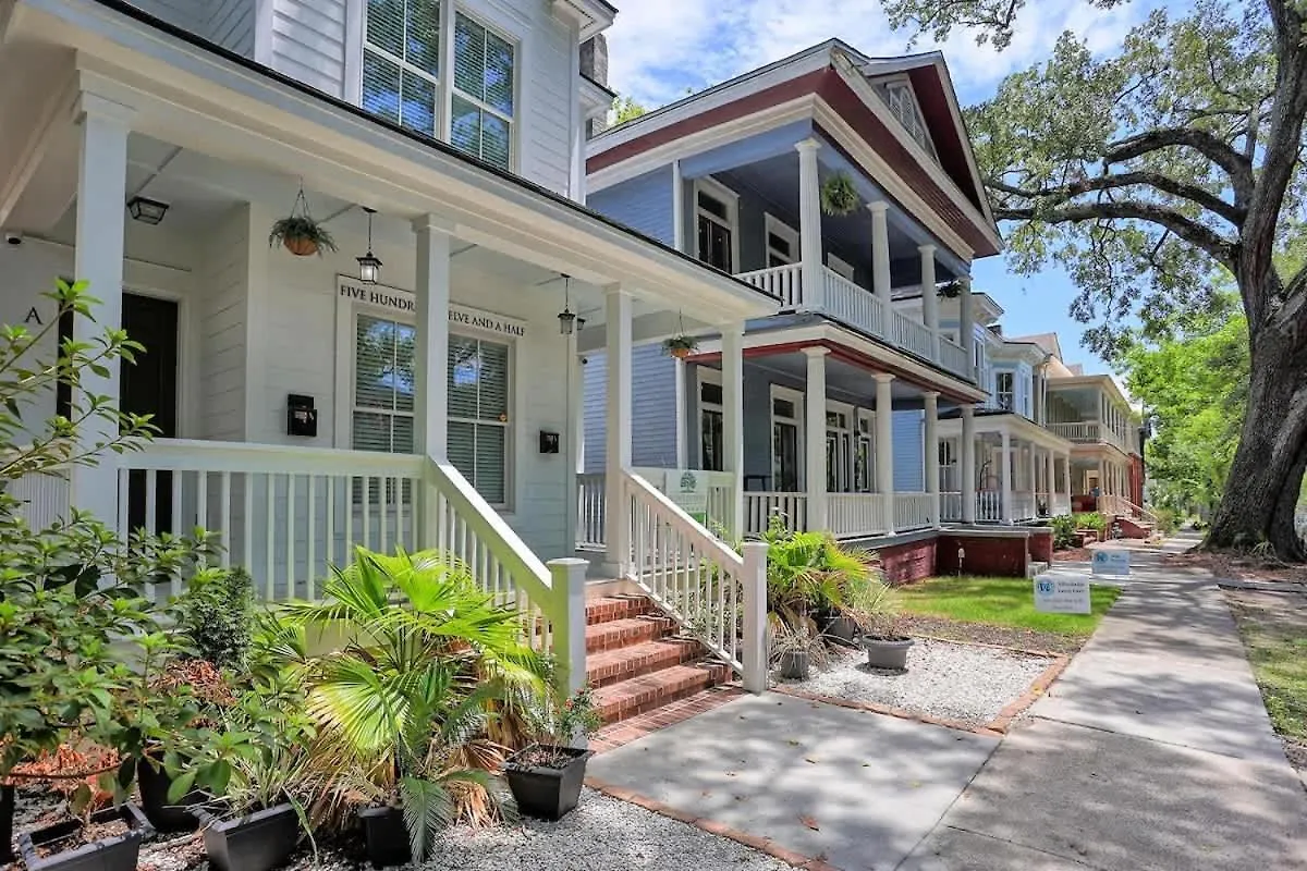 Fun & Renovated Artsy Downtown Dog Friendly With Fully Fenced Backyard And Private Parking Σαβάνα
