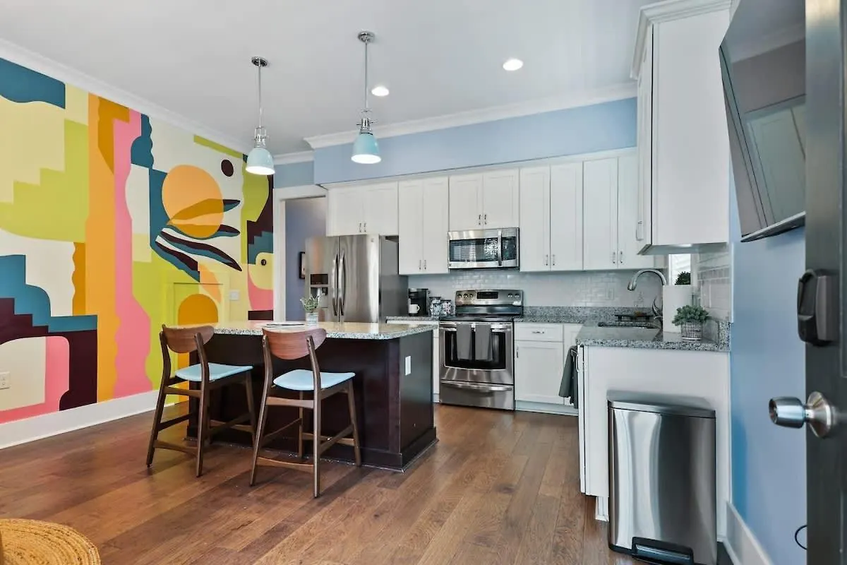 Fun & Renovated Artsy Downtown Dog Friendly With Fully Fenced Backyard And Private Parking * Σαβάνα