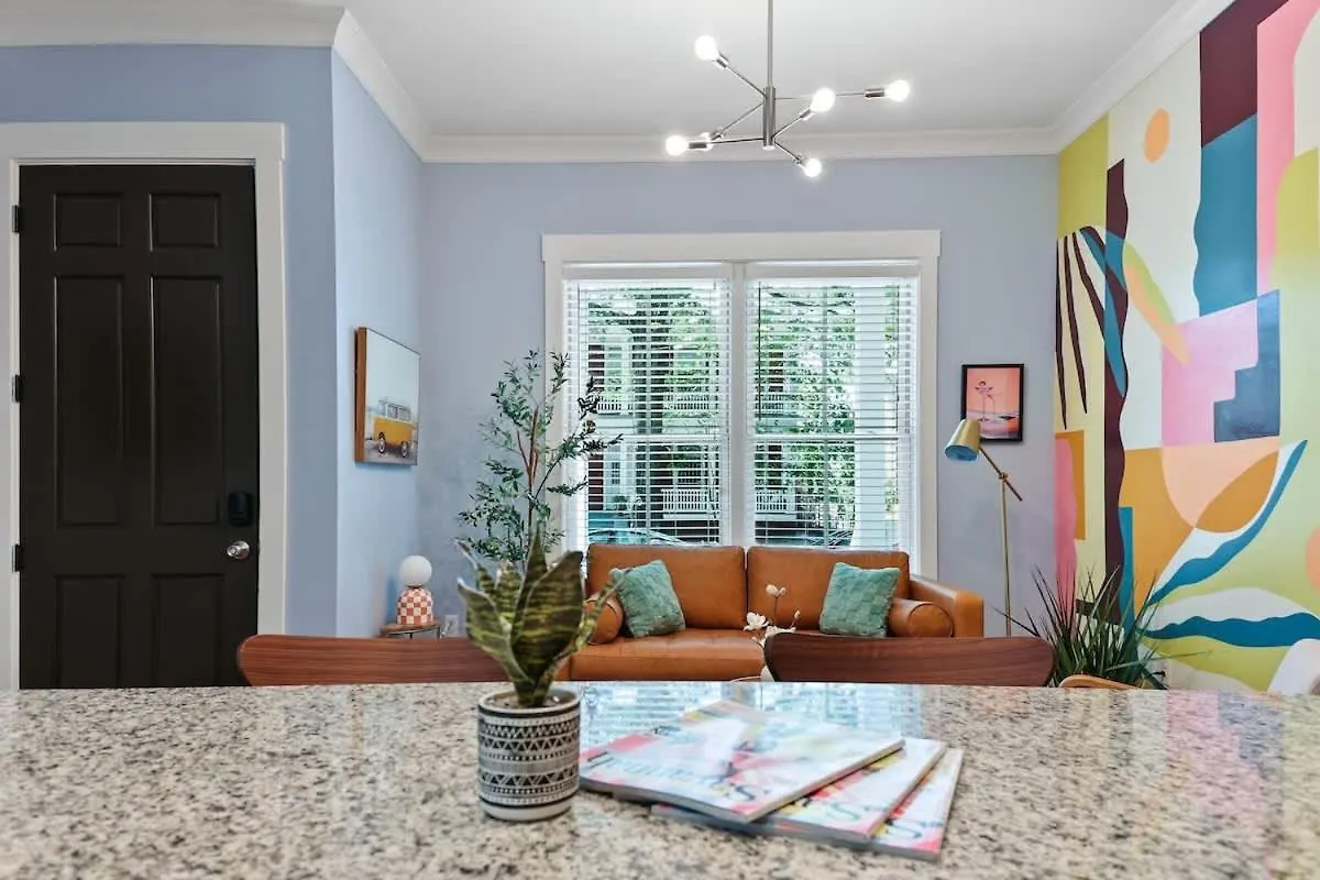 Fun & Renovated Artsy Downtown Dog Friendly With Fully Fenced Backyard And Private Parking Διαμέρισμα