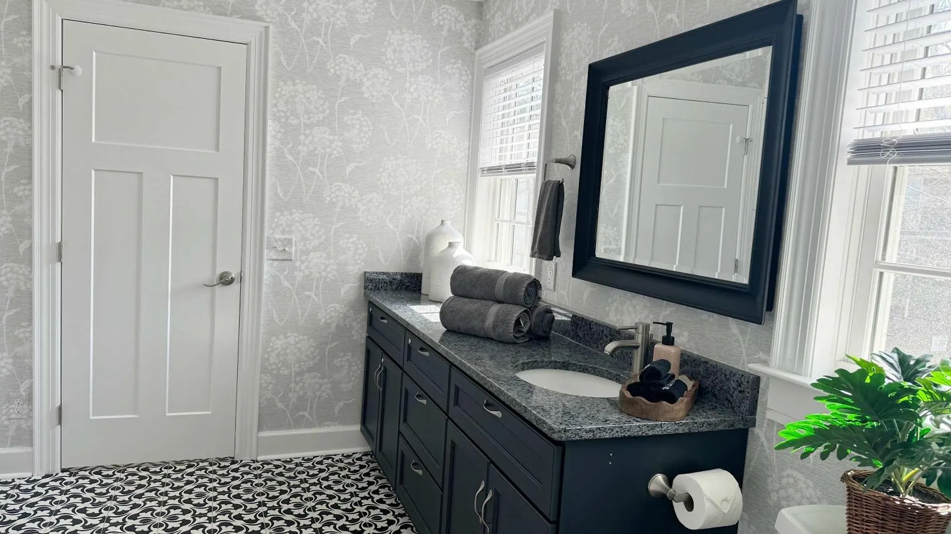 Apartman Sunny & Playful Carriage House In Downtown Here And Walk Everywhere *