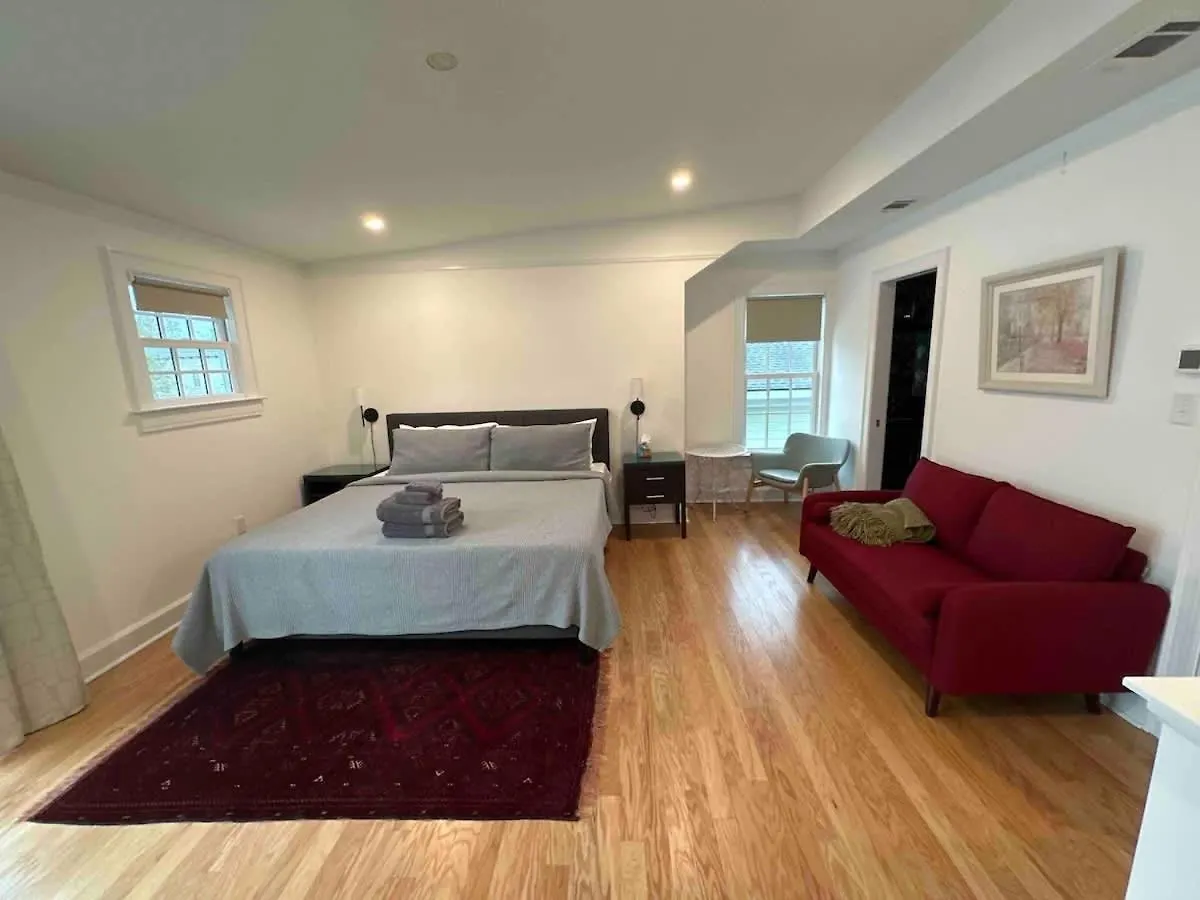 Spacious 3-floor Downtown Retreat - Prime Location Holiday home