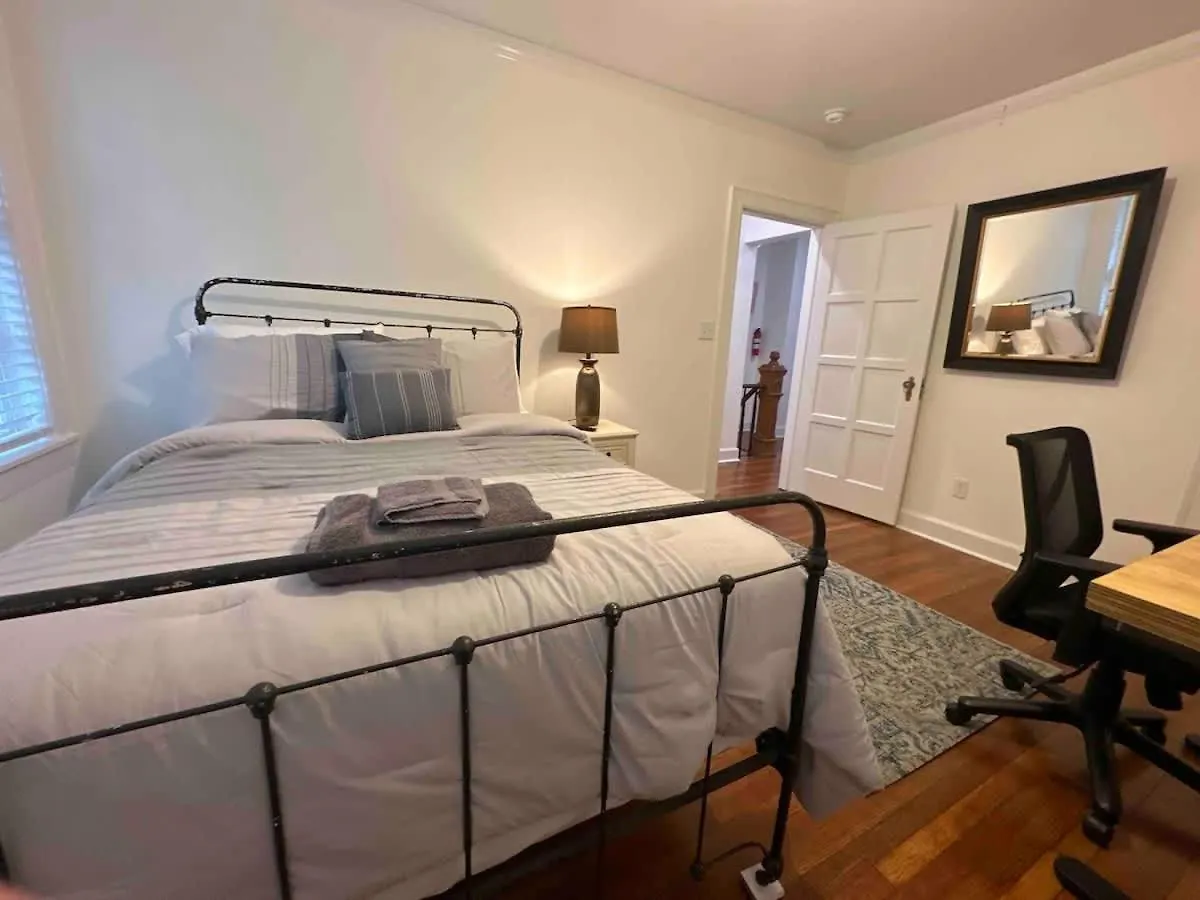 Holiday home Spacious 3-floor Downtown Retreat - Prime Location Savannah