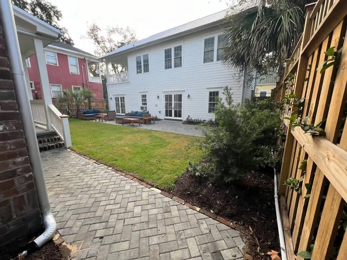 Holiday home Spacious 3-floor Downtown Retreat - Prime Location *