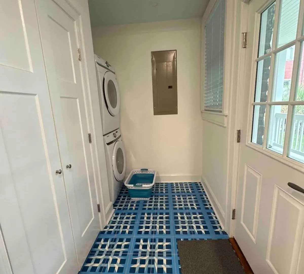Holiday home Spacious 3-floor Downtown Retreat - Prime Location