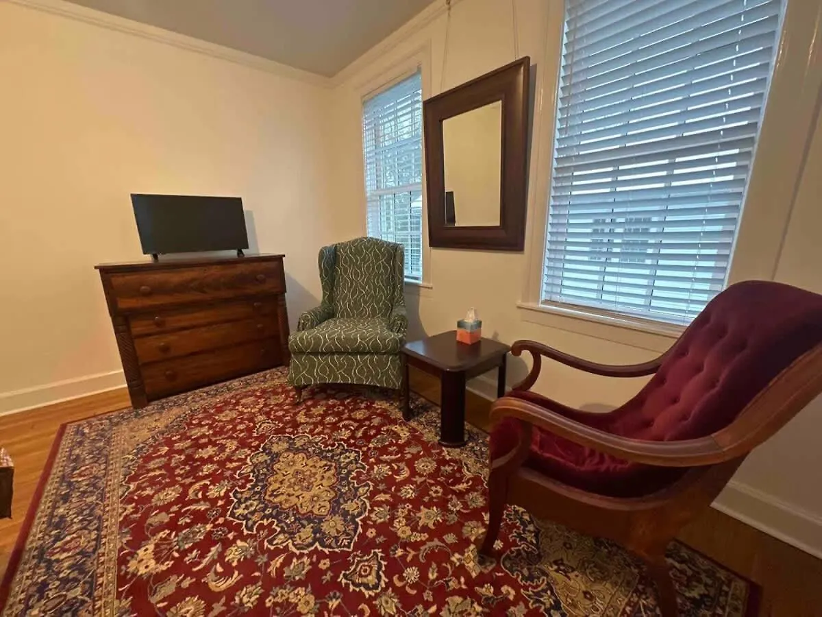 Spacious 3-floor Downtown Retreat - Prime Location Savannah