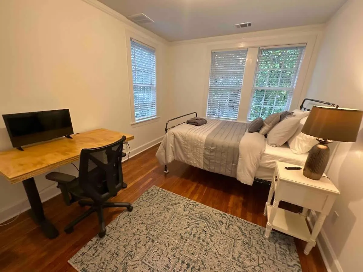 Holiday home Spacious 3-floor Downtown Retreat - Prime Location