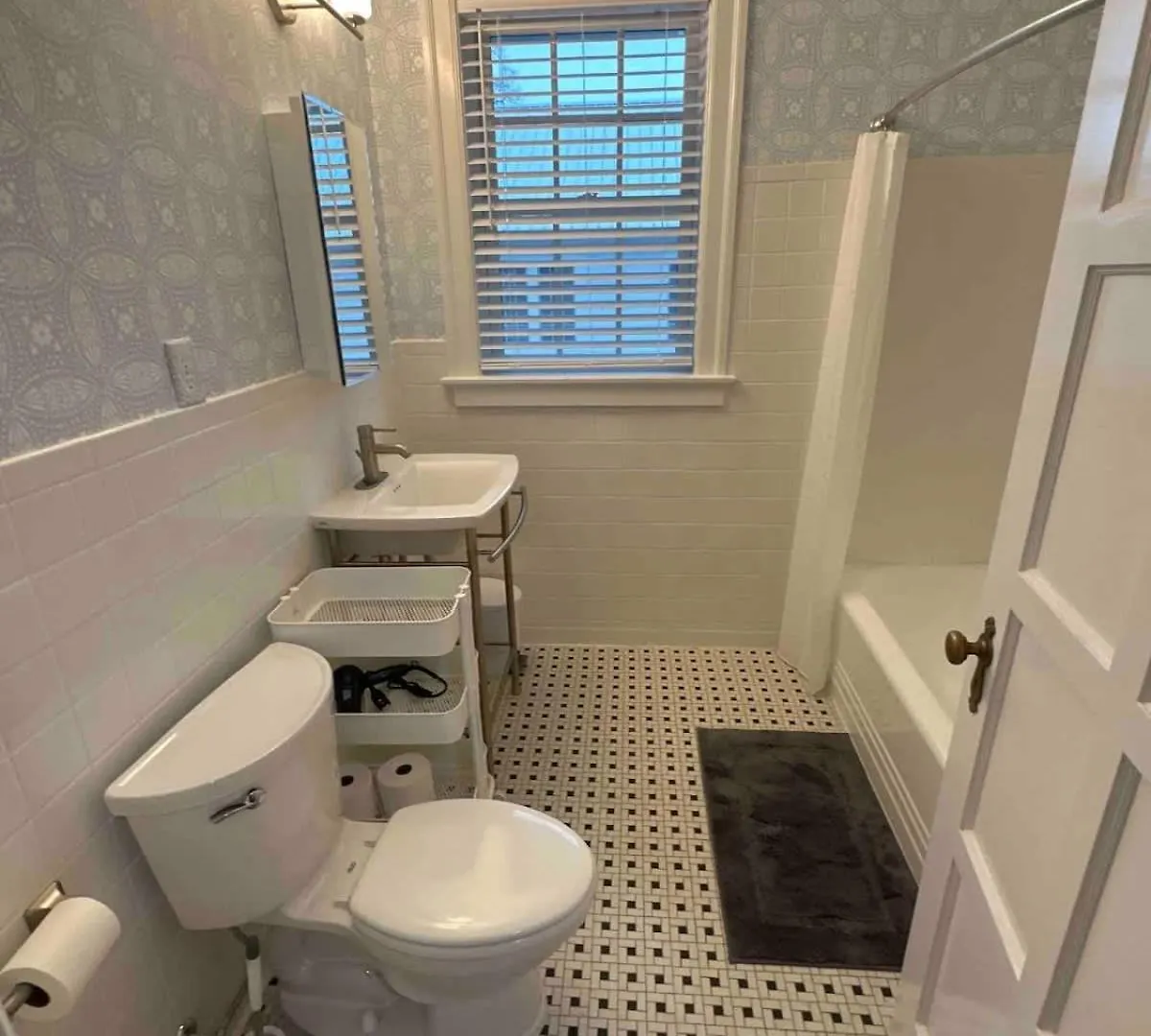 Spacious 3-floor Downtown Retreat - Prime Location Holiday home *