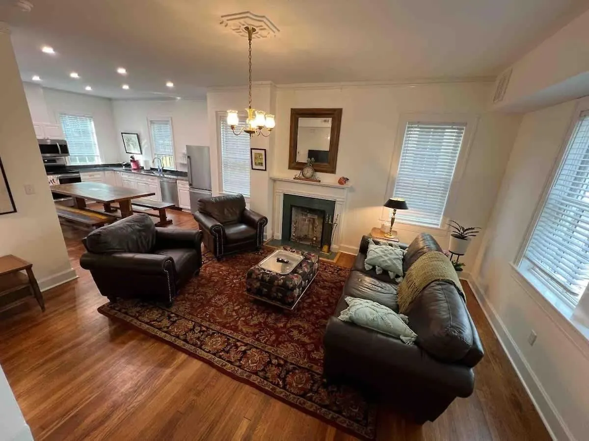 Spacious 3-floor Downtown Retreat - Prime Location *