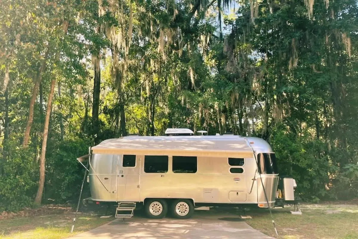 Amazing & Modern Airstreams Near & Sleeps 22! Holiday home *
