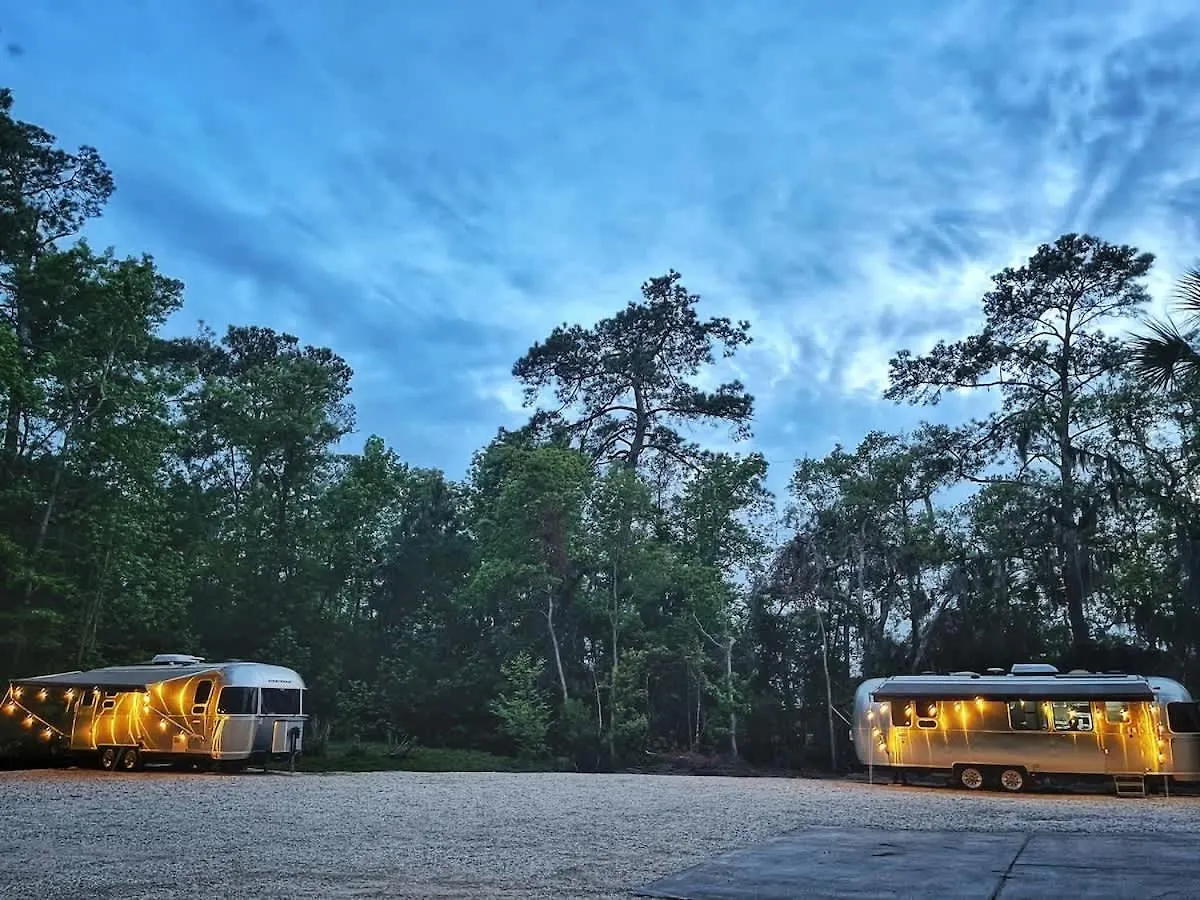 Holiday home Large And 2 Airstream Glampers & Midway To Tybee & Downtown With Fast Wifi And More!