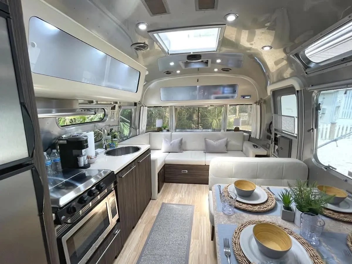 Holiday home Large And 2 Airstream Glampers & Midway To Tybee & Downtown With Fast Wifi And More! *