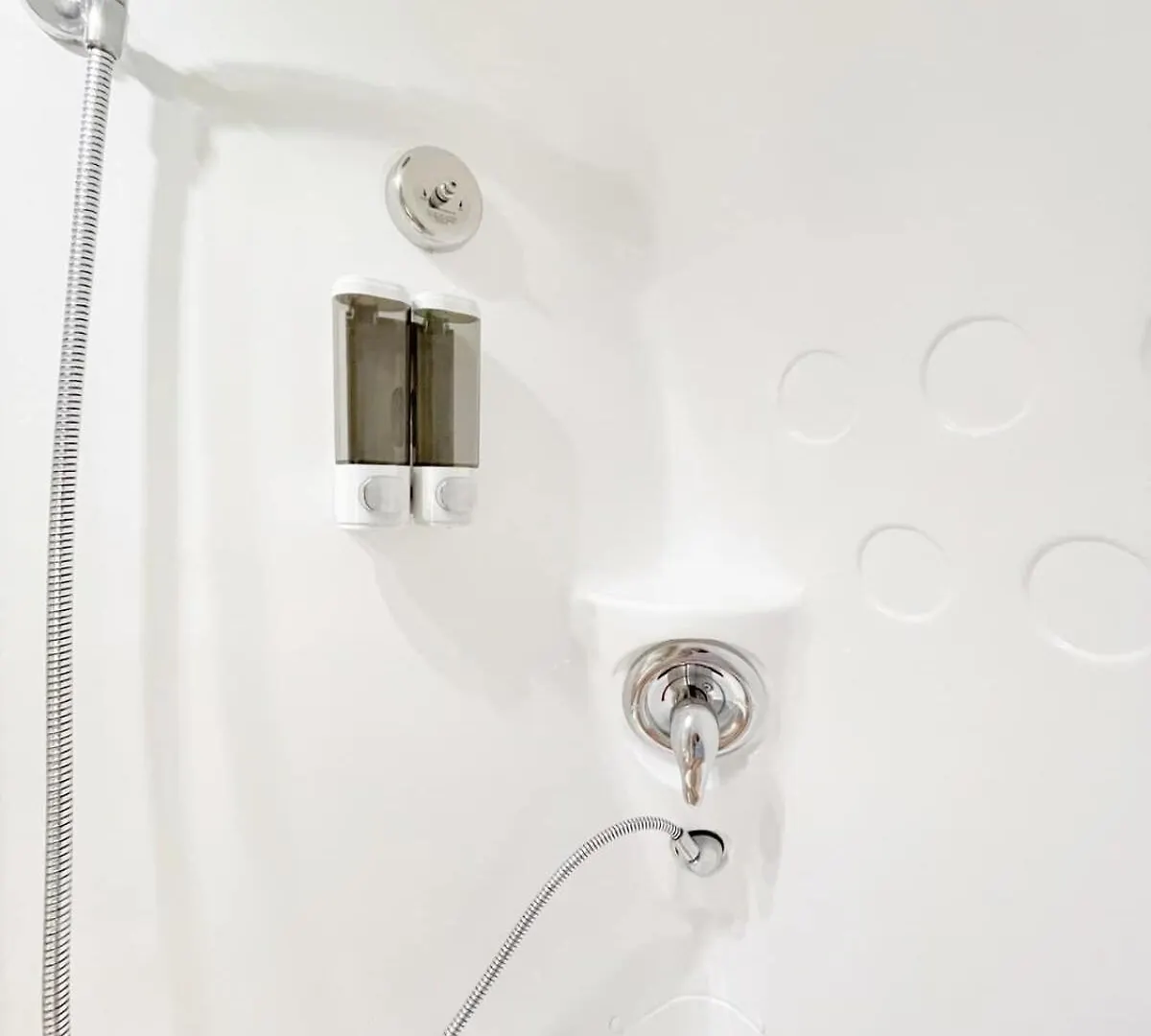 Amazing & Modern Airstreams Near & Sleeps 22! Holiday home